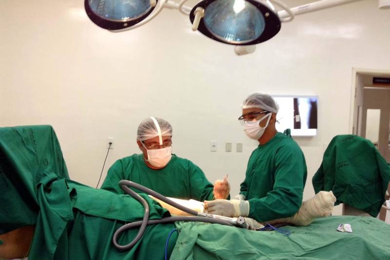 Com assistência de baixa e média complexidade, a equipe multiprofissional do Hospital Geral de Tailândia (HGT), referência para atendimento de urgência e emergência para uma população estimada em mais de 200 mil habitantes da mesorregião do nordeste paraense, a gestão investe constantemente em capacitação em “Suporte básico e avançado de vida e atendimento a paciente politraumatizado”.

FOTO: ASCOM HGT
DATA: 18.12.2018
TAILÂNDIA - PARÁ <div class='credito_fotos'>Foto: ASCOM / HGT   |   <a href='/midias/2018/originais/3517c5f7-e401-45ba-83cd-56cc730f0f46.jpg' download><i class='fa-solid fa-download'></i> Download</a></div>