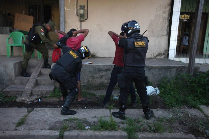 Mais de 150 agentes de segurança pública realizaram a megaoperação Arcanjo, em Belém, na quinta-feira (8), sob a coordenação geral do Comando de Policiamento da Capital (CPC I) da Polícia Militar. Nesta edição, as ações foram concentradas nos bairros do Tapanã, Bengui e Pratinha, localizados na área do 24º Batalhão da PM. As tropas reforçaram o patrulhamento com ações policiais ostensivas e repressivas de enfrentamento à criminalidade.
FOTO: CARLOS SODRÉ / AG. PARÁ
DATA: 08.11.2018
BELÉM - PARÁ <div class='credito_fotos'>Foto: CARLOS SODRÉ / AG. PARÁ | <a href='/midias/2018/originais/352e42e4-e325-4f28-842c-e9b2b0232aa0.jpg' download><i class='fa-solid fa-download'></i> Download</a></div>