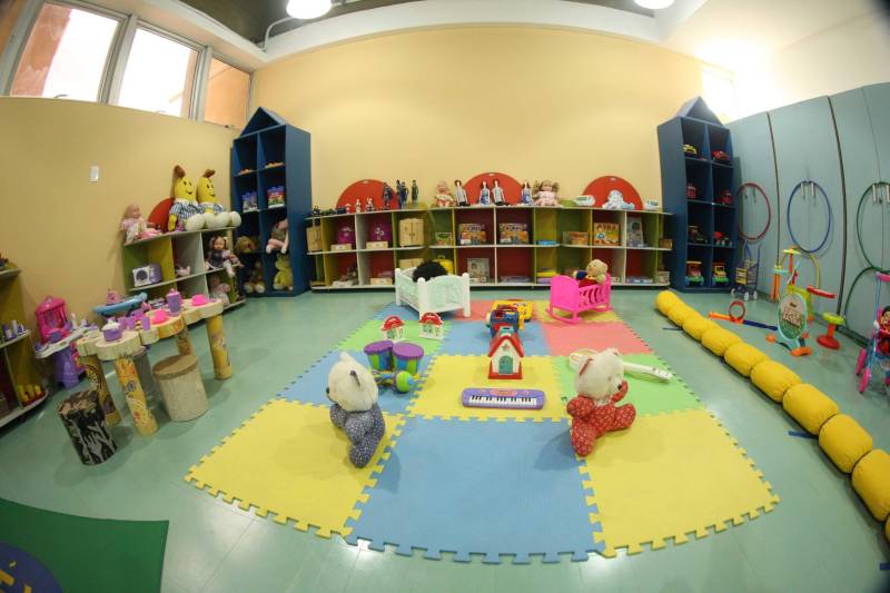 Ao entrar na Biblioteca Arthur Viana, localizada no Centro Cultural e Turístico Tancredo Neves (Centur), é possível visualizar e sentir as diferenças logo ao chegar. O espaço, que desde 2015 passava por reformas, está completamente pronto para sua reinauguração, que deve acontecer já na próxima semana. Iluminação adequada, climatização renovada, mudança de estantes e outros móveis que contribuíram para a ampliação do espaço, além de um verdadeiro upgrade em diversos espaços de convivência, serviços e estudos, trouxeram novos ares a centenária biblioteca.
FOTO: THIAGO GOMES / AG. PARÁ
DATA: 27.04.2018
BELÉM - PARÁ <div class='credito_fotos'>Foto: Thiago Gomes /Ag. Pará | <a href='/midias/2018/originais/353ba9b3-0094-4515-bfa8-dcdd6e85e52b.jpg' download><i class='fa-solid fa-download'></i> Download</a></div>