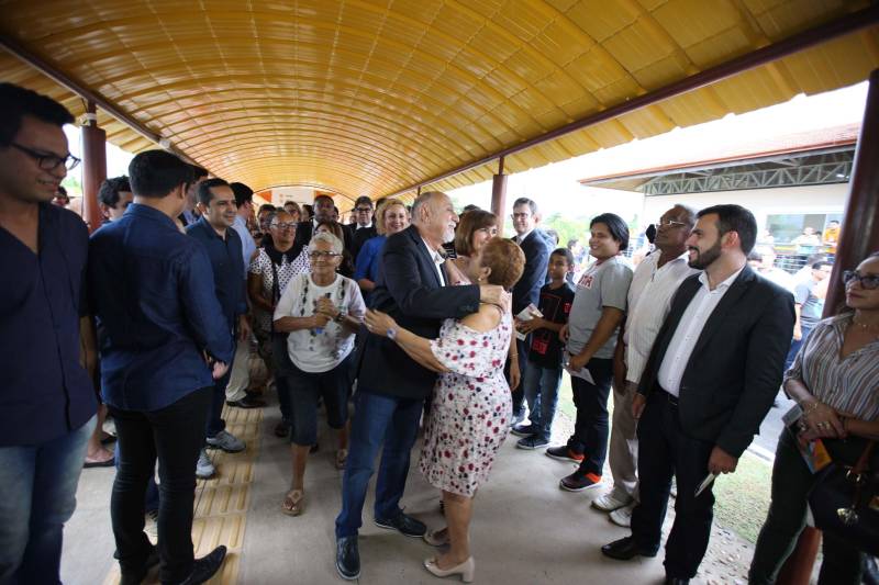 Um espaço moderno, com atendimento de alta qualidade. Assim é o Centro Integrado de Inclusão e Reabilitação (CIIR), inaugurado pelo Governo do Estado na tarde desta quarta-feira (30). O centro integra vários serviços em um único local. Da assistência médica, odontológica, passando pela reabilitação, capacitação, oficinas para produção de próteses e serviço de apoio e diagnósticos em crianças, jovens e adultos com deficiência no Estado do Pará. Localizado na rodovia Arthur Bernardes, em Belém, às margens da Baía do Guajará, o Centro Integrado é o primeiro na região Norte e fica em uma área total de mais de 40 mil metros quadrados. A obra foi iniciada em março de 2014 e está orçada em mais de R$ 32 milhões, recursos do tesouro estadual. O CIIR faz parte das ações previstas pelo Governo do Estado ampliando os serviços já oferecidos pela Secretaria de Estado de Saúde Pública (Sespa). 

FOTO: ANTÔNIO SILVA / AG. PARÁ 
DATA: 30.05.2018 
BELÉM - PARÁ <div class='credito_fotos'>Foto: Antônio Silva/Ag. Pará   |   <a href='/midias/2018/originais/353cbdec-9921-4b14-99a8-d463cbdc29d2.jpg' download><i class='fa-solid fa-download'></i> Download</a></div>