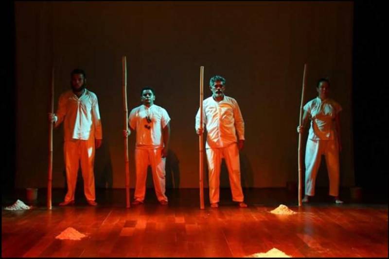 O espetáculo Marahu será apresentado no domingo, dia 25, às 19h, no Teatro Waldemar Henrique. Um dos projetos contemplados pelo edital Pauta Livre 2018 da Fundação Cultural do Pará (FCP), a peça realizada pela Cia. de Teatro Madalenas mistura teatro, música e artes visuais para dar vida às poesias do paraense Max Martins, poeta bastante influente do século XX.
FOTO: ASCOM / FCP
DATA: 23.03.2018
BELÉM - PARÁ <div class='credito_fotos'>Foto: ASCOM FCP | <a href='/midias/2018/originais/3541376e-ba2b-405f-ab7e-c2b9b4bc310f.jpg' download><i class='fa-solid fa-download'></i> Download</a></div>