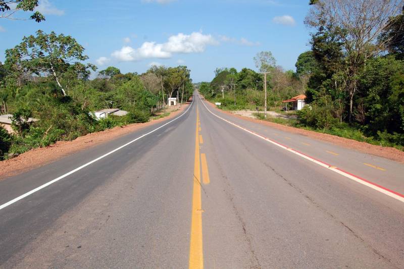 O acesso a um dos principais cartões postais do Pará e do Brasil, a vila balneária de Alter do Chão, localizada a aproximadamente 30 km de Santarém, na região Oeste do Pará, está de cara nova. O Governo do Estado, por meio da Secretaria Estadual de Transportes (Setran), investiu mais de R$ 16 milhões para tornar a PA-457 (Rodovia Everaldo Martins, na foto) mais segura e mais moderna. Agora, quem acessar o ponto turístico ou se deslocar para uma das 18 comunidades que ficam na região do Eixo Forte, encontrarão melhores condições de tráfego. A modernização iniciou pela Rodovia Fernando Guilhon (PA-453), que foi duplicada em 1,2 km, na saída do Rio Tapajós Shopping, com implantação de sinalização vertical e horizontal, além da construção de duas novas rotatórias: uma em frente ao Residencial Salvação, e outra, no entroncamento das duas PA's, ao direcionar o condutor, tendo como ponto de referência a Escola Tecnológica de Santarém.
FOTO: WILLIAM SANTOS / ASCOM CRGBA
DATA: 09.11.2018
SANTARÉM - PARÁ <div class='credito_fotos'>Foto: WILLIAM SANTOS / ASCOM CRGBA | <a href='/midias/2018/originais/35436e03-43b8-47ac-ad1b-ca4c70cebd9a.jpg' download><i class='fa-solid fa-download'></i> Download</a></div>