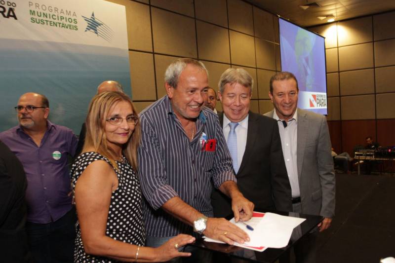 O primeiro dia do Fórum Permanente de Prefeitas e Prefeitos dos Municípios Sustentáveis contou com a participação de 85 prefeitos , 17 vices e 21 secretários municipais dos 141 municípios manifestaram interesse em adotar as diretrizes do programa. Para o governador Simão Jatene, esta grande participação simboliza a união de agentes públicos que colocaram os interesses coletivos acima dos interesses individuais para construir um estado melhor para todos. Com o tema “Gestão Compartilhada”, o evento traz as experiências e os desdobramentos das agendas governamentais que foram planejadas em parceria com as gestões municipais. Através da Secretaria Extraordinária de Municípios Sustentáveis (Semsu) Governo do Pará, por meio da Semsu, investe na capacitação dos municípios para a promoção de uma gestão fiscal eficiente. Para Izabela Jatene, este primeiro dia serviu para sinalizar o quanto os gestores estão preocupados com o equilíbrio da questão fiscal dos municípios e em desenvolver uma governança compartilhada para desenvolver seus municípios.
FOTO: CRISTINO MARTINS / AG. PARÁ
DATA: 07.02.2018
BELÉM - PARÁ <div class='credito_fotos'>Foto: Cristino Martins/Ag. Pará | <a href='/midias/2018/originais/35458326-1e90-4842-8d23-a54271397d5a.jpg' download><i class='fa-solid fa-download'></i> Download</a></div>