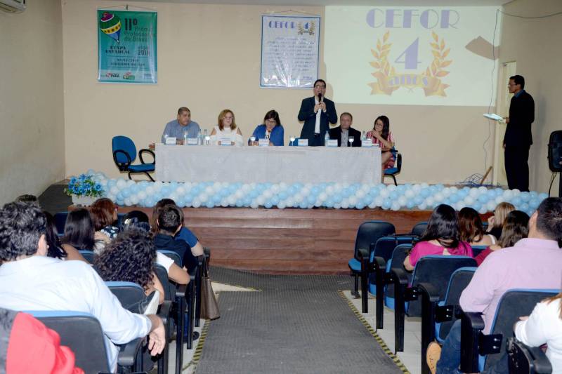 Em 2015, a Secretaria de Estado de Educação (Seduc) criou o Centro de Formação dos Profissionais da Educação Básica do Estado do Pará (CEFOR), com a perspetiva de apropriação das metodologias formativas e de transferência de tecnologia. Nesta segunda-feira (3), o Centro comemorou os quatro anos de criação durante cerimônia realizada no Instituto de Educação Estadual do Pará (IEEP), prédio histórico que abriga o CEFOR. Participaram da ocasião professores, formadores, a secretária de Educação do Estado, Ana Cláudia Serruya Hage e o secretário Adjunto de Ensino, José Roberto da Silva (ao microfone).

 FOTO: RAI PONTES / ASCOM SEDUC
DATA: 04.12.2018
BELÉM - PARÁ <div class='credito_fotos'>Foto: Rai Pontes/Ascom Seduc   |   <a href='/midias/2018/originais/35501b93-34a8-4077-983f-84bbb98c4313.jpg' download><i class='fa-solid fa-download'></i> Download</a></div>