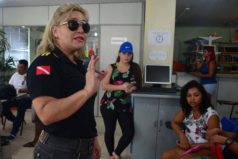 Quase 400 pessoas participaram da ação “Prevenção é Segurança”, realizada nesta sexta-feira (20) pela Secretaria de Estado de Segurança Pública e Defesa Social (Segup), por meio da Diretoria de Prevenção, em frente ao Centro Integrado de Conhecimento (CIC), das 8 às 12 h, no município de Benevides (Região Metropolitana de Belém). Os participantes conheceram os diversos serviços oferecidos por órgãos vinculados à Segup, como as polícias Civil e Militar e o Corpo de Bombeiros Militar do Pará. Na programação houve apresentação dos integrantes do Programa Escola da Vida, mantido pelo Corpo de Bombeiros Militar, e de outras atrações musicais e folclóricas do município. Agentes do Departamento de Trânsito do Estado (Detran) usaram brincadeiras para ensinar às crianças formas corretas de circular em vias públicas. Também foram oferecidos serviços à população, como a emissão de 200 carteiras de identidade e do passe-fácil estudantil, além de atendimento jurídico, massoterapia, limpeza de pele e outros procedimentos. Na foto, a delegada Silvia Rêgo.
FOTO: ELIELSON MODESTO / SEGUP
DATA: 20.04.2018
LOCAL: BENEVIDES - PARÁ <div class='credito_fotos'>Foto: Elielson Modesto / Ascom Segup | <a href='/midias/2018/originais/3551a05d-e13e-422d-b76f-b3295f76a341.jpg' download><i class='fa-solid fa-download'></i> Download</a></div>