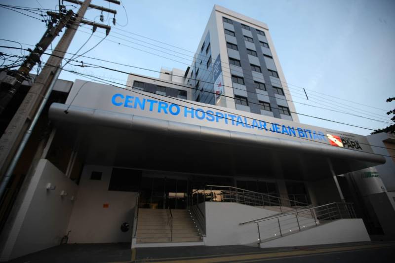 A prática da cirurgia bariátrica, conhecida também como redução do estomago, cresceu em mais de 46,7% no Brasil, segundo a Sociedade Brasileira de Cirurgia Bariátrica e Metabólica (ABCBM). No Pará, a população elegível para o procedimento é superior a 176 mil pessoas. Em Belém, o Hospital Jean Bitar (HJB) (foto) é referência nesse procedimento, para o combate a obesidade e para a recuperação da qualidade de vida dos pacientes.
FOTO: ANTONIO SILVA / ARQUIVO AG. PARÁ
DATA: 27.01.2017
BELÉM - PARÁ <div class='credito_fotos'>Foto: Antônio Silva/Ag. Pará | <a href='/midias/2018/originais/3553ee31-e1b5-4fe8-9e4f-2501b6003fbb.jpg' download><i class='fa-solid fa-download'></i> Download</a></div>