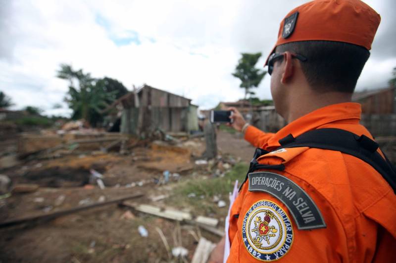 Passados dois dias da enxurrada que destruiu casas e obrigou pessoas a saírem de seus locais de moradia em Paragominas, Governo do Estado e Prefeitura continuam os trabalhos para atender as famílias afetadas, reconstruir o que ficou destruído e restabelecer a situação de normalidade no município. Desde a manhã da última quinta-feira (12), equipes da Defesa Civil intensificam as ações nos bairros atingidos. Na foto, o capitão Rangel Valois.
FOTO: SIDNEY OLIVEIRA / AG. PARÁ
DATA: 14.04.2018
PARAGOMINAS - PARÁ <div class='credito_fotos'>Foto: Sidney Oliveira/Ag. Pará | <a href='/midias/2018/originais/3556df1b-daec-4574-9294-9affcf9ffbdb.jpg' download><i class='fa-solid fa-download'></i> Download</a></div>