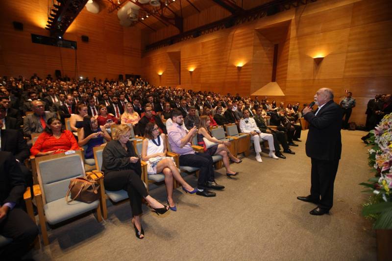 Para o governador Simão Jatene (foto), todos os nomeados podem se considerar – a partir do momento em que optaram por um concurso público no Pará – paraenses, “pois vão ajudar a construir o estado”. “Vocês terão a grata oportunidade de conhecer o estado pelo seu interior, o que é extremamente enriquecedor”, disse o governador. “Mas, preparem-se, pois terão poucos aplausos nos acertos e muitas e severas críticas ao menor erro”. Sobre o concurso e a posse dos novos delegados, Jatene disse que “mais um desafio foi vencido, que é o de ter um delegado para cada município”. “É mais um passo no sentido de combater a violência e melhorar os índices da segurança pública, o que nós fazemos mesmo com a crise que ainda assola o país”, disse o governador. “Enquanto existir essa vontade coletiva, unindo governo e sociedade, vamos vencer mais desafios, em todas as áreas”, concluiu Simão Jatene.
FOTO: SYDNEY OLIVEIRA / AG. PARÁ
DATA: 26.02.2018
BELÉM - PARÁ <div class='credito_fotos'>Foto: Sidney Oliveira/Ag. Pará | <a href='/midias/2018/originais/3559d52a-3bfb-477f-b912-7cc9794bc42c.jpg' download><i class='fa-solid fa-download'></i> Download</a></div>