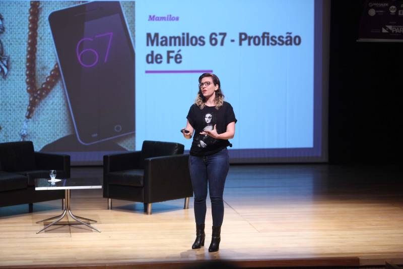 Todas as pessoas que deixaram o teatro onde acontece o Publicom Belém 2018 saíram animadas com o primeiro dia de evento, que encerrou às 20h desta segunda-feira (11). Ter a oportunidade de conhecer mais sobre temas atuais, conhecer de perto profissionais de sucesso da área de comunicação e trocar experiências com estudantes e outros profissionais da área foram os benefícios mais citados por quem participou do evento, que já acontece desde 2013.
FOTO: THIAGO GOMES / AG. PARÁ
DATA: 11.06.2018
BELÉM - PARÁ <div class='credito_fotos'>Foto: Thiago Gomes /Ag. Pará | <a href='/midias/2018/originais/3560d57f-9ac9-4684-ac8c-fa77a7b1aa48.jpg' download><i class='fa-solid fa-download'></i> Download</a></div>