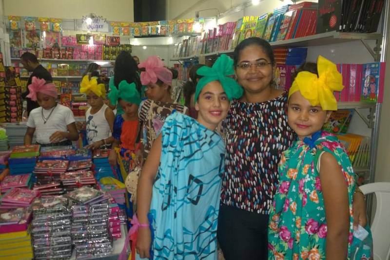 Foi grande a movimentação no segundo dia do primeiro Salão do Livro de Carajás, neste sábado, 28. A programação começou com apresentação cultural de escolas de 17 comunidades da zona rural de Marabá. Cerca de 360 estudantes do campo puderam mostrar projetos pedagógicos.
FOTO: ASCOM CRGSP
DATA: 28.04.2018
MARABÁ - PARÁ <div class='credito_fotos'>Foto: ASCOM CRGSP | <a href='/midias/2018/originais/3563e0b1-e516-4002-acad-f12958732225.jpg' download><i class='fa-solid fa-download'></i> Download</a></div>