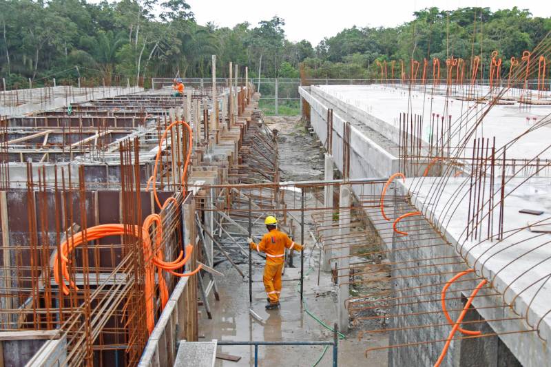 A obra de construção do novo Centro de Recuperação de Abaetetuba (foto) já está com cerca de 40% dos serviços concluídos. O espaço físico construído compreende 2.678,96 metros quadrados e o investimento é de R$ 10.625.194,43, dos quais R$ 7.182.694,43 oriundos do orçamento estadual e R$ 3.442.500 federais, por meio do Departamento Nacional Penitenciário (Depen). O novo prédio terá capacidade para custodiar 306 pessoas do sexo masculino. Iniciada em maio de 2017, a obra tem previsão de entrega para novembro deste ano. "Estão sendo construídas 40 celas coletivas e oito individuais, divididas em dois blocos, com solário e espaço de vivência cada um, onde devem ocorrer as visitas familiares. O prédio contará ainda com salas de educação e saúde, laboratório de informática, biblioteca, celas para visita íntima, parlatório, alojamento para a guarda e sala de distribuição de alimentos", explica Brenda Evanovitch, da Laca Engenharia, empresa contratada para execução da obra.
FOTO: AKIRA ONUMA / ASCOM SUSIPE
DATA: 27.03.2018
ABAETETUBA - PARÁ
<div class='credito_fotos'>Foto: Akira Onuma / Ascom Susipe | <a href='/midias/2018/originais/3564edbf-6c57-4099-a425-9c7b1b8e0a71.jpg' download><i class='fa-solid fa-download'></i> Download</a></div>