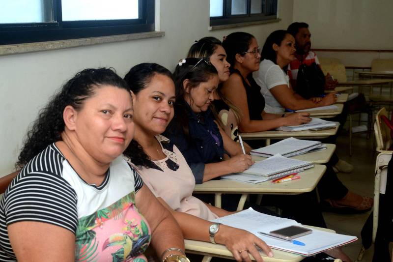 Profissionais da Educação da rede pública participaram (foto), nesta segunda-feira (25), do 4º Encontro de Formação de Formadores Locais das Secretarias Municipais e Estaduais de Educação. A ação que integra o Pacto Nacional pela Alfabetização na Idade Certa (PNAIC), segue até amanhã (26), na Universidade da Amazônia (Unama), em Belém. A formação promovida pelo Governo Federal, em parceria com a Secretaria de Estado de Educação (Seduc), por meio da Secretaria Adjunta de Ensino (Saen), atua na formação de educadores nos níveis da pré-escola, da educação infantil e das séries iniciais do ensino médio.
FOTO: ELISEU DIAS / ASCOM SEDUC
DATA: 25.06.2018
ANANINDEUA - PARÁ <div class='credito_fotos'>Foto: Eliseu Dias / Ascom Seduc | <a href='/midias/2018/originais/35667850-40dd-40b4-bcb7-64806733d59f.jpg' download><i class='fa-solid fa-download'></i> Download</a></div>