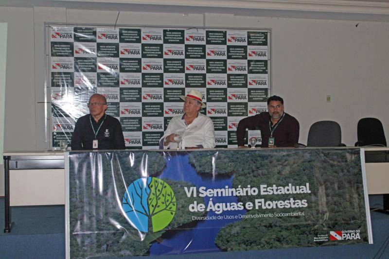 O VI Seminário Estadual de Águas e Florestas, promovido pela Secretaria de Estado de Meio Ambiente e Sustentabilidade (Semas), em comemoração aos dias mundiais da Floresta (21 de Março) e das Águas (22), incentivou a reflexão sobre a necessidade da preservação de recursos naturais necessários à manutenção da vida no planeta. Realizado nesta terça-feira (27), no auditório do Centro de Ciências Naturais e Tecnologia (CCNT), da Universidade do Estado do Pará (Uepa), o evento reuniu técnicos ambientais e universitários. A programação comemorativa começou na segunda-feira (26), com minicursos sobre Hidrologia Básica e Outorga de Direitos de Usos de Recursos Hídricos. A Semas iniciou, simultaneamente, uma campanha intitulada “Aguazônia”, com orientações didáticas, por meio das redes sociais, estimulando o consumo consciente dos recursos hídricos.
FOTO: ASCOM / SEMAS
DATA: 27.03.2018
BELÉM - PARÁ <div class='credito_fotos'>Foto: ASCOM SEMAS | <a href='/midias/2018/originais/356722e9-00de-4b8b-b647-ebb247a20aed.jpg' download><i class='fa-solid fa-download'></i> Download</a></div>