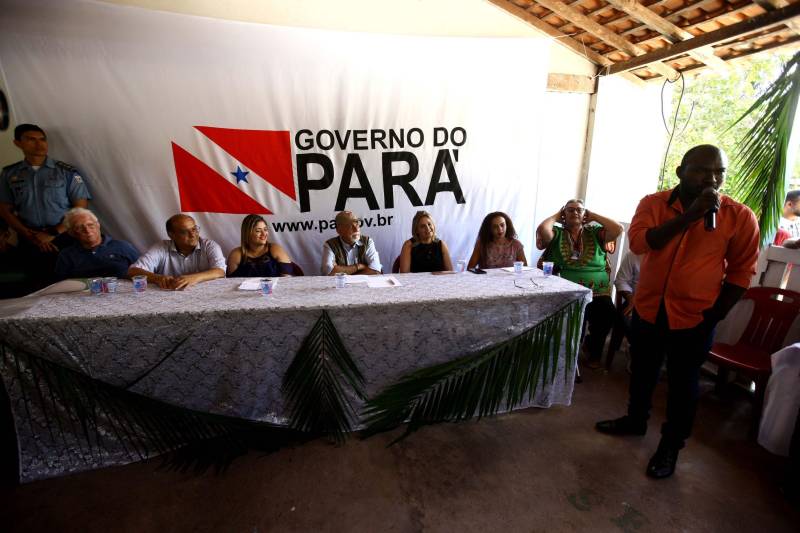“Ter a posse da terra é a certeza de que nunca iremos perder o nosso direito, que nossos filhos e nossos netos poderão dar continuidade a nossa história em segurança. Foram anos de luta até chegar esse dia, agraciados com a assinatura do nosso título de terra. Só temos a agradecer a todos que fizeram parte disso e a cada um que lutou junto para que hoje isso se tornasse realidade”. A fala emocionada foi de seu Mário Araújo Silva, presidente da Associação Remanescente de Quilombo Espírito Santo, localizada no município do Acará, no nordeste do Estado. Ele assinou, neste sábado (24), junto com o governador Simão Jatene, o título que dá a posse da terra a comunidade. A fala do presidente traduz o sentimento das dezenas de famílias que moram no local, que agora tem a posse legítima do local onde seus antepassados viveram. “Sou filho de mãe negra. Nasci aqui como minha vó, bisavó, que fazem parte da história dessa comunidade que já existe a mais de 300 anos. Na foto, Aurélio Borges (camisa cor de abóbora), da Malungu, entidade que coordena as associações de remanescentes de quilombo no Pará.
FOTO: SIDNEY OLIVEIRA / AG. PARÁ
DATA: 24.03.2018
ACARÁ - PARÁ <div class='credito_fotos'>Foto: Sidney Oliveira/Ag. Pará | <a href='/midias/2018/originais/356d166f-8546-4f6f-ac8e-5f7e37cafa44.jpg' download><i class='fa-solid fa-download'></i> Download</a></div>
