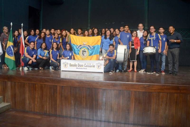 Com o tema “Conexões: somos uma só rede”, o 7º Concurso de Redação da Mineração anunciou, nesta quarta-feira (6), os alunos da rede estadual vencedores. O concurso é uma realização da Secretaria de Estado de Educação (Seduc) e Sindicato das Indústrias Minerais do Estado do Pará (Simineral). O concurso premiou as melhores redações com tablets, notebooks e vale-livros. Ao todo, participaram 1.387 alunos do 6º ao 9º ano do Ensino Fundamental Regular, Educação de Jovens e Adultos e Profissionalizante, e do Ensino Médio Regular e Sistema Modular de Ensino regularmente matriculados na rede estadual no ano letivo de 2018. Professores-orientadores dos alunos e as escolas que conquistaram o primeiro lugar receberam um tablet e projetor multimídia, respectivamente.
FOTO: RAI PONTES / SECOM SEDUC
DATA: 06.06.2018
BELÉM - PARÁ <div class='credito_fotos'>Foto: Rai Pontes/Ascom Seduc | <a href='/midias/2018/originais/356e10f0-0dab-48da-beb1-f9f6870b8ed0.jpg' download><i class='fa-solid fa-download'></i> Download</a></div>