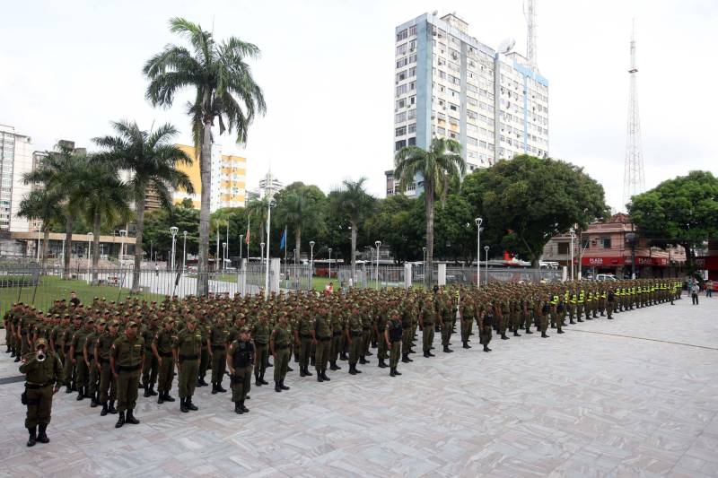 Cerca de 2 mil alunos do curso de formação de praças da Polícia Militar cumprem neste sábado (12) uma etapa importante da preparação: eles saem pela primeira vez às ruas, no estágio supervisionado, para vivenciar situações reais da carreira e, ao mesmo tempo, reforçar o policiamento ostensivo. Em Belém, cerca de 500 homens e mulheres se concentraram na Praça Santuário, em frente à Basílica de Nazaré, e saíram, em seguida, para diversos pontos da capital. A ação faz parte do pacote de medidas de combate à criminalidade e reforço da segurança pública anunciado pelo Governo do Estado.
FOTO: SIDNEY OLIVEIRA / AG. PARÁ
DATA: 12.05.2018
BELÉM - PARÁ <div class='credito_fotos'>Foto: Sidney Oliveira/Ag. Pará | <a href='/midias/2018/originais/35751a33-7f7f-4520-bf15-1fd493e6fad1.jpg' download><i class='fa-solid fa-download'></i> Download</a></div>