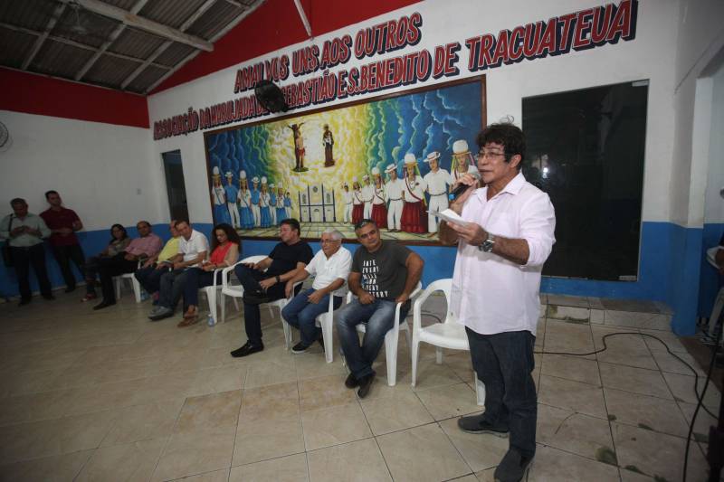 Em Tracuateua, o evento ocorreu no Salão da Marujada. O prefeito Tamariz Cavalcante (foto) comentou o trabalho da prefeitura realizado na área de saúde, e que os 4 km de asfaltamento irão contribuir com outra reivindicação dos moradores do município.
FOTO: SIDNEY OLIVEIRA / AG. PARÁ
DATA: 14.06.2018
TRACUATEUA - PARÁ <div class='credito_fotos'>Foto: Sidney Oliveira/Ag. Pará | <a href='/midias/2018/originais/35785d78-b52f-40d3-b938-15b21c1f3494.jpg' download><i class='fa-solid fa-download'></i> Download</a></div>