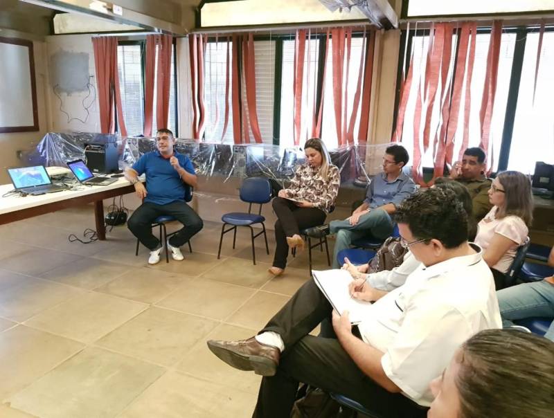 O Colégio Militar Rio Tocantins, em Marabá, no sudeste do Pará, deve começar as atividades no próximo semestre. As capacitações (foto) para implantação do 1º Colégio Militar do Estado, fora da capital, iniciaram esta semana com a equipe gestora e professores. Nesta terça-feira (24) foi a vez dos 42 policiais militares pré-selecionados cumprirem a primeira de três etapas da formação para desenvolver atividades na supervisão escolar. Na sequência, será feita uma reunião com o pessoal operacional da escola.
FOTO: KÉLIA SANTOS / CRGSP
DATA: 24.04.2018
MARABÁ - PARÁ <div class='credito_fotos'>Foto: KÉLIA SANTOS / ASCOM CRGSP | <a href='/midias/2018/originais/3586ff93-9e7e-46a6-8e29-20d02c706408.jpg' download><i class='fa-solid fa-download'></i> Download</a></div>