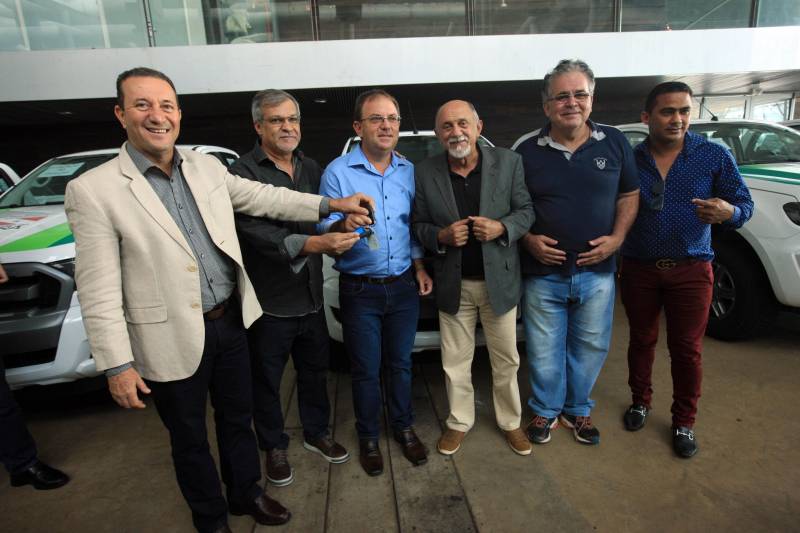 Objetivando reduzir o desmatamento em todo o Pará e aumentar a área inserida no Cadastro Ambiental Rural (CAR), o governo do Estado entregou, nesta quinta-feira (22), a gestores de 60 municípios, diversos equipamentos para dar apoio nas ações de fiscalização ambiental que são executadas pelas secretarias municipais de meio ambiente. Foram distribuídos hoje 68 caminhonetes, 99 notebooks, 21 projetores multimídias e câmeras digitais, somando um investimento de R$88 milhões.
FOTO: RODOLFO OLIVEIRA
DATA: 22.03.2018
BELÉM - PARÁ <div class='credito_fotos'>Foto: Rodolfo Oliveira/Ag. Pará | <a href='/midias/2018/originais/35898a8b-9fca-4b69-bef9-bd64877f3a8e.jpg' download><i class='fa-solid fa-download'></i> Download</a></div>