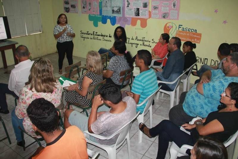 Retomar os laços afetivos e fortalecer os vínculos familiares são alguns dos desafios que dezenas de profissionais que trabalham na socioeducação enfrentam diariamente. A fim de encontrar meios que facilitem esse contato, a equipe multiprofissional que atua no Centro de Adolescente em Semiliberdade (CAS), localizado no Distrito de Icoaraci, em Belém, realizou nesta terça-feira (27) o “Encontro com as Famílias”. O Centro é administrado pela Fundação de Atendimento Socioeducativo do Pará (Fasepa) e desenvolve diversas ações pedagógicas pautadas no Estatuto da Criança e do Adolescente (ECA) e no Sistema Nacional de Atendimento Socioeducativo (Sinase). Além das reuniões sistemáticas entre a comunidade socioeducativa, os encontros com as famílias são realizados mensalmente, para que todas as pessoas envolvidas decidam quais temáticas serão abordadas em cada mês, como questões relacionadas à medida socioeducativa, educação e profissionalização.
FOTO: ALBERTO PASSOS / ASCOM FASEPA
DATA: 27.03.2018
BELÉM - PARÁ <div class='credito_fotos'>Foto: ALBERTO PASSOS/ ASCOM FASEPA | <a href='/midias/2018/originais/358c4e8a-919f-41ae-a536-39d4396575ea.jpg' download><i class='fa-solid fa-download'></i> Download</a></div>