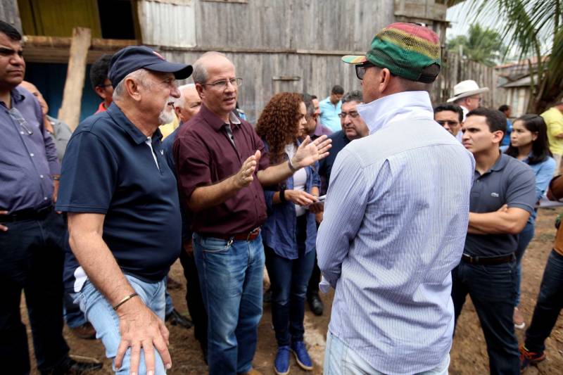 O Governador do Pará, Simão Jatene, esteve durante esta sexta-feira (13) no município de Paragominas. Além de visitar as áreas afetadas pela enxurrada que ocorreu na madrugada da quinta-feira (12), ele conversou com moradores atingidos, reuniu com autoridades municipais, secretários de estado, com o Corpo de Bombeiros e a Defesa Civil para traçar as metas e ações a serem cumpridas para restabelecer a normalidade na cidade. A forte enxurrada, que durou toda a madrugada, alagou cerca de 40% da cidade e atingiu 350 famílias. Até o momento, 13 locais foram adequados para funcionar como abrigo, entre escolas, associações, ginásios, entre outros, para receber desabrigados e desalojados. Na foto, o prefeito de Paragominas, Paulo Tocantins (camisa vinho).

FOTO: SIDNEY OLIVEIRA / AG. PARÁ
DATA: 13.04.2018
PARAGOMINAS - PARÁ <div class='credito_fotos'>Foto: Sidney Oliveira/Ag. Pará   |   <a href='/midias/2018/originais/358d838e-b173-459a-a82e-e1403097bca5.jpg' download><i class='fa-solid fa-download'></i> Download</a></div>