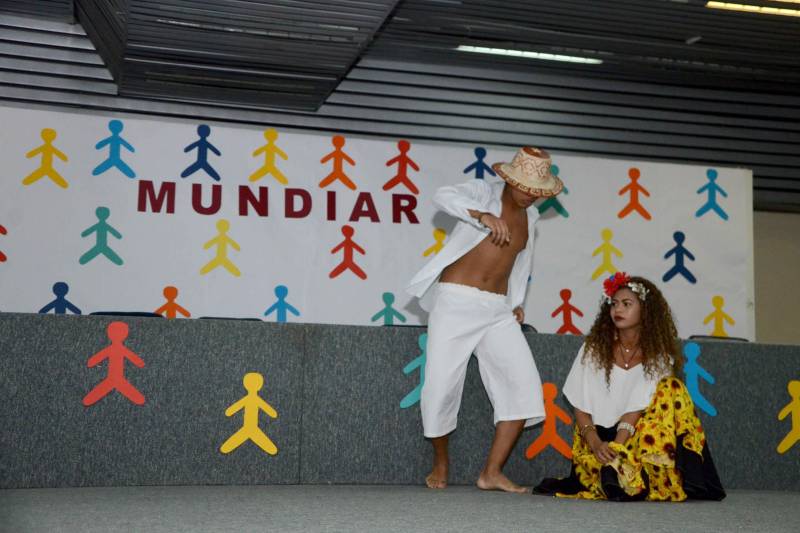 Os desafios para as relações étnico-raciais no ambiente escolar foi o tema da palestra ministrada pela professora Creusa Trindade, coordenadora da Promoção da Igualdade Racial da Secretaria de Estado de Educação (Seduc), no segundo dia da I Jornada Pedagógica do Projeto Mundiar, que começou na terça-feira (13) e prosseguiu nesta quarta-feira (14), no auditório Ismael Nery, no Centur, em Belém.
FOTO: ELISEU DIAS / ASCOM SEDUC
DATA: 14.03.2018
BELÉM - PARÁ <div class='credito_fotos'>Foto: Eliseu Dias / Ascom Seduc | <a href='/midias/2018/originais/358f706f-6a58-4e1c-be16-e3c10f281975.jpg' download><i class='fa-solid fa-download'></i> Download</a></div>