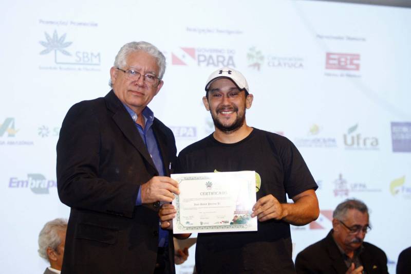 Autoridades, cientistas, empresários e produtores rurais participaram, na noite desta segunda-feira (12), no Hangar Convenções e Feiras da Amazônia, da abertura do XVII Congresso Brasileiro de Mandioca e do II Congresso Latino-Americano e Caribenho de Mandioca, os dois mais importantes eventos voltados à mandiocultura no Brasil e no continente, que ocorrem pela primeira vez no Pará. Durante a abertura dos congressos, autoridades, produtores e técnicos que trabalham para o desenvolvimento da cadeia produtiva da mandioca receberam certificados pela contribuição (foto).
FOTO: THIAGO GOMES / AG. PARÁ
DATA: 12.03.2018
BELÉM - PARÁ <div class='credito_fotos'>Foto: Thiago Gomes /Ag. Pará | <a href='/midias/2018/originais/35974066-e5d0-4775-afbc-2b6d8705e886.jpg' download><i class='fa-solid fa-download'></i> Download</a></div>