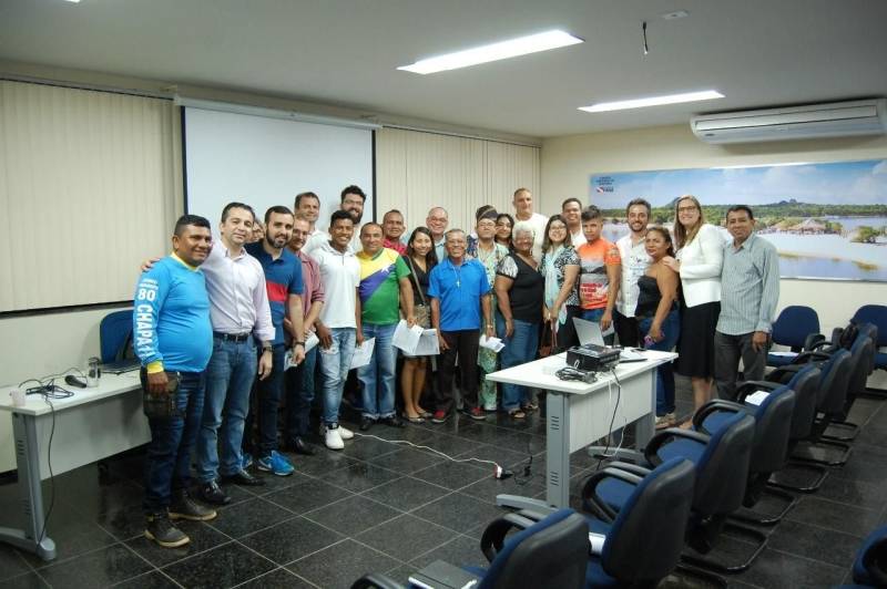 Instituições públicas, setor produtivo, sindicatos, associações de classe, movimentos sociais e demais representantes da sociedade civil organizada de Santarém começaram a discutir os pontos da proposta preliminar para a construção do Regimento Interno que vai nortear a criação dos Fóruns Municipais da Socioeconomia, um dos instrumentos que irão nortear a atuação dos Centros Regionais de Governo. A minuta foi apresentada (foto) pela equipe do Governo do Pará, através da Secretaria Extraordinária de Estado de Municípios Sustentáveis (Semsu) e Programa das Nações Unidas para o Desenvolvimento (PNUD), na noite da quarta-feira (4), no auditório do Centro Regional de Governo do Baixo Amazonas, em Santarém. Nessa direção, o Governo do Estado trabalha em quatro frentes: Regulação; Licenciamento Socioambiental; Ecossistema de Fundos e Governança Pública Compartilhada. Este último é o pilar que permitiu a implantação dos Centros Regionais - na região Oeste e, também, no Sudeste do Pará.
FOTO: SAMUEL ALVARENGA / ASCOM CRGBA
DATA: 05.07.2018
BELÉM - PARÁ <div class='credito_fotos'>Foto: SAMUEL ALVARENGA / ASCOM CRGBA | <a href='/midias/2018/originais/35a09746-3f91-4fd5-a597-23dc16b3fb6b.jpg' download><i class='fa-solid fa-download'></i> Download</a></div>