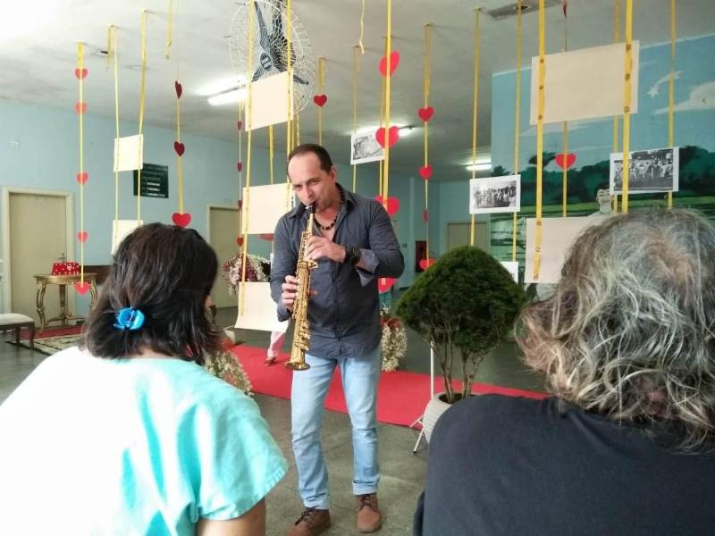 Um momento de alegria, marcado pela curiosidade da mão que busca entender as linhas da imagem. O cotidiano dos pacientes atendidos no Setor de Internação Breve (SIB), da Fundação Hospital de Clínicas Gaspar Vianna (FHCGV), está retratado na exposição de 21 fotos, aberta nesta sexta-feira (18). O evento, que teve apresentação musical (foto) e bolo, marcou o Dia Nacional da Luta Antimanicomial - 18 de Maio, instituído em 1987 após manifesto público a favor da extinção dos manicômios, durante o II Congresso Nacional de Trabalhadores da Saúde Mental, realizado na cidade de Bauru, interior de São Paulo. A ação dos profissionais da saúde mental deu início ao Movimento da Reforma Psiquiátrica, com o objetivo de humanizar o atendimento oferecido aos pacientes em sofrimento mental, buscando a garantia da cidadania de usuários e familiares, historicamente discriminados e excluídos.
FOTO: ASCOM / HCGV
DATA: 18.05.2018
BELÉM - PARÁ <div class='credito_fotos'>Foto: ASCOM HCGV | <a href='/midias/2018/originais/35a18689-8189-4e3e-80cc-781373604e5b.jpg' download><i class='fa-solid fa-download'></i> Download</a></div>