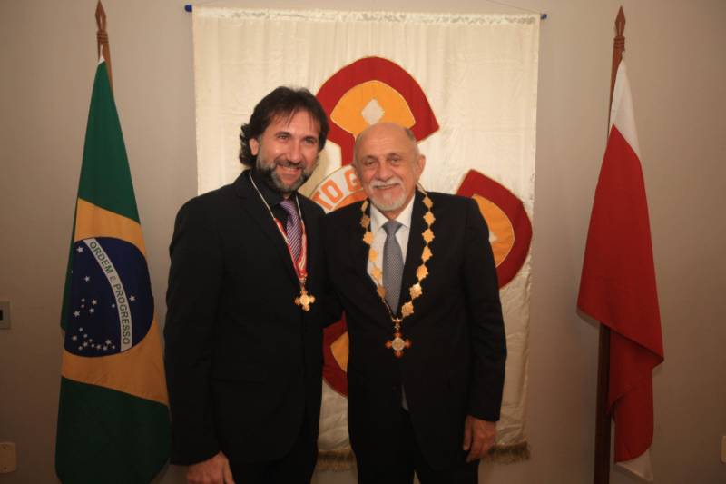 O Governo do Estado do Pará concedeu hoje 230 comendas do Mérito Grão-Pará (foto), a mais alta do Estado, a autoridades e servidores que se destacaram nos últimos oito anos de serviços prestados à população. “O ciclo que encerramos hoje não encerra nossa missão de servir ao público, porque uma vez servidores públicos, trabalhando em benefício da população, nunca mais deixamos de sê-lo, pois essa missão fica gravada em nossos corações”, disse o governador Simão Jatene aos agraciados. O governador entregou, pessoalmente, uma a uma as condecorações.  Das 230 medalhas, 14 foram no grau de Grande Oficial, 60 no grau de Comendador, 8 no grau de Oficial e 11 no grau de Cavaleiro aos servidores civis. Entre os militares, 4 receberam no grau de Comendador, 38 de Oficial e 109 no grau de Cavaleiro.

FOTO: CRISTINO MARTINS / AG. PARÁ
DATA: 31.12.2018
BELÉM - PARÁ <div class='credito_fotos'>Foto: Cristino Martins/Ag. Pará   |   <a href='/midias/2018/originais/35a7c08c-8d09-4fb4-b459-6c162dbc161d.jpg' download><i class='fa-solid fa-download'></i> Download</a></div>