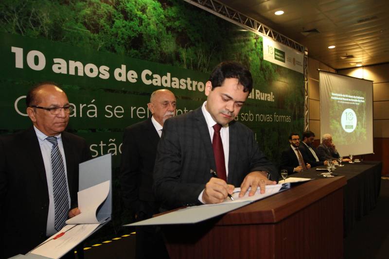 O governador Simão Jatene participou na manhã desta terça-feira, 27, da abertura do Seminário “Cadastro Ambiental Rural (CAR) 10 Anos: Avanços e Perspectivas”, promovido pela Secretaria de Meio Ambiente e Sustentabilidade (Semas), no Hangar – Centro de Convenções e Feiras da Amazônia. Na foto, o secretário de Meio Ambiente do Pará, Thales Belo.

FOTO: CRISTINO MARTINS / AG. PARÁ
DATA: 27.11.2018
BELÉM - PARÁ <div class='credito_fotos'>Foto: Cristino Martins/Ag. Pará   |   <a href='/midias/2018/originais/35ab178d-d5e7-4f35-94a7-a7a2d427502e.jpg' download><i class='fa-solid fa-download'></i> Download</a></div>