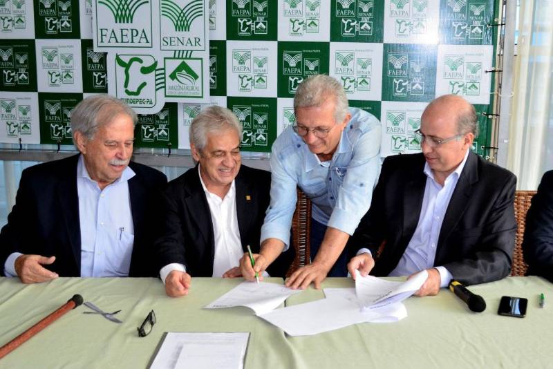 Um programa de inovação tecnológica promete intensificar a pecuária paraense e transformar o Estado no primeiro produtor e exportador de genética superior de bubalinos do Brasil. O Programa de Melhoramento Genético de Búfalos com Inovação para o Estado do Pará (Promebull) é resultado de convênio entre a Secretaria de Estado de Desenvolvimento Agropecuário e da Pesca (Sedap) e a Empresa Brasileira de Pesquisa Agropecuária (Embrapa). O convênio foi firmado nesta terça-feira, 3, na Federação da Agricultura e Pecuária do Pará (Faepa), com a presença do secretário Giovanni Queiroz, do chefe geral da Embrapa Amazônia Oriental, Adriano Venturieri, e de produtores. O Promebull vai utilizar sêmen importado da Índia e da Itália, países que já possuem a base genética de búfalos domésticos, para introduzir genética superior no rebanho paraense e elevar a qualidade dos animais. A Sedap vai financiar a importação de sêmen e a inseminação de búfalas para pequenos produtores e, desta forma, facilitar a importação pelos grandes criadores. Na foto (esq/dir), o titular da Sedap, Giovanni Queiroz, o presidente da Federação da Agricultura e Pecuária do Pará (Faepa), Carlos Xavier, o pesquisador da Embrapa, Ribamar Marques e secretário adjunto da Sedap, Afif Jawabri.
FOTO: ASCOM / SEDAP
DATA: 03.04.2018
BELÉM - PARÁ <div class='credito_fotos'>Foto: Ascom Sedap | <a href='/midias/2018/originais/35d74521-211f-493b-8e93-4962e3a93cbf.jpg' download><i class='fa-solid fa-download'></i> Download</a></div>
