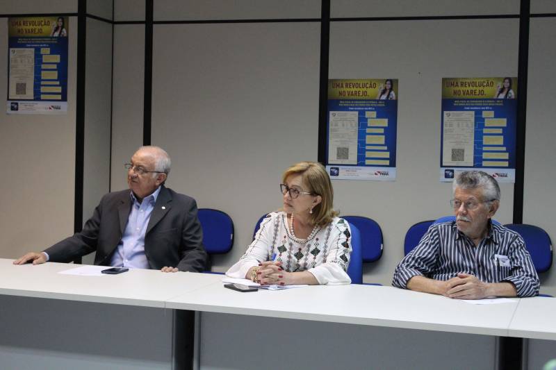 Foi realizada nesta terça-feira (22), na sede da Secretaria de Estado da Fazenda (Sefa), em Belém, a reunião (foto) do Conselho Consultivo do Programa Nota Fiscal Cidadã, de estímulo à cidadania fiscal. A diretora de Arrecadação e Informações Fazendárias, Edna Farage presidiu a reunião em representação ao secretário da Fazenda, Nilo Rendeiro de Noronha e informou aos presentes que no dia 20 de junho haverá o 23º sorteio do Programa. A servidora Roseli Pantoja, da coordenação da Nota Fiscal Cidadã, fez um balanço das ações. Em 22 sorteios desde que o Programa foi criado, em 2012, foram distribuídos R$7,7 milhões. Atualmente são mais de 200 mil consumidores cadastrados e foram premiados 71.169 bilhetes de consumidores. A meta do Programa é alcançar 400 mil consumidores cadastrados, o que representa cerca de 5% da população paraense.
FOTO: ASCOM / SEFA
DATA: 22.05.2018
BELÉM - PARA <div class='credito_fotos'>Foto: Ascom Sefa | <a href='/midias/2018/originais/35db0e00-54bf-4def-a9cf-e2de739bfae7.jpg' download><i class='fa-solid fa-download'></i> Download</a></div>