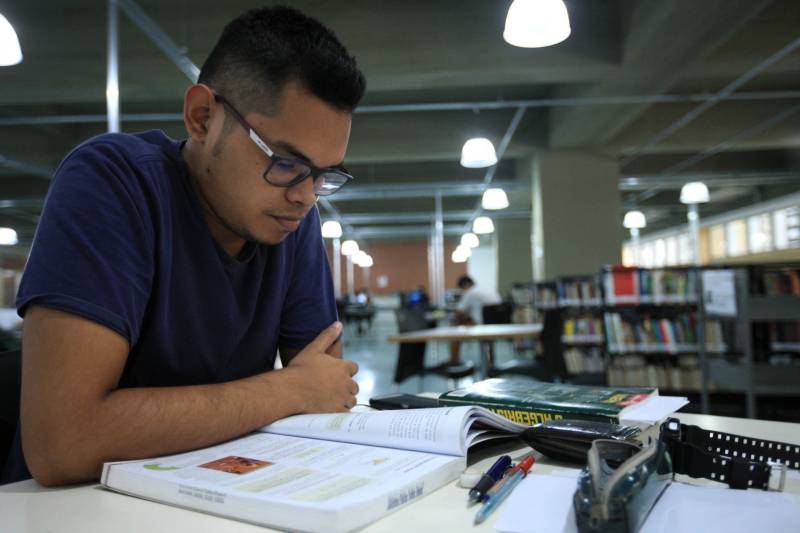 Universitário de engenharia civil pela Universidade Federal do Pará (UFPA), Gabriel Garcia, 21 anos (foto), costuma passar uma média de seis horas por dia na Biblioteca Pública Arthur Vianna, localizada no prédio do Centur. Entre livros didáticos de física, ele relembra fundamentos e, à tarde, chega revigorado às aulas do primeiro semestre de seu curso superior.
FOTO: MÁCIO FERREIRA / AG. PARÁ
DATA: 02.03.2018
BELÉM - PARÁ <div class='credito_fotos'>Foto: MÁCIO FERREIRA/ AG. PARÁ | <a href='/midias/2018/originais/35dc9a76-9131-472d-8b97-b717d9bd756e.jpg' download><i class='fa-solid fa-download'></i> Download</a></div>