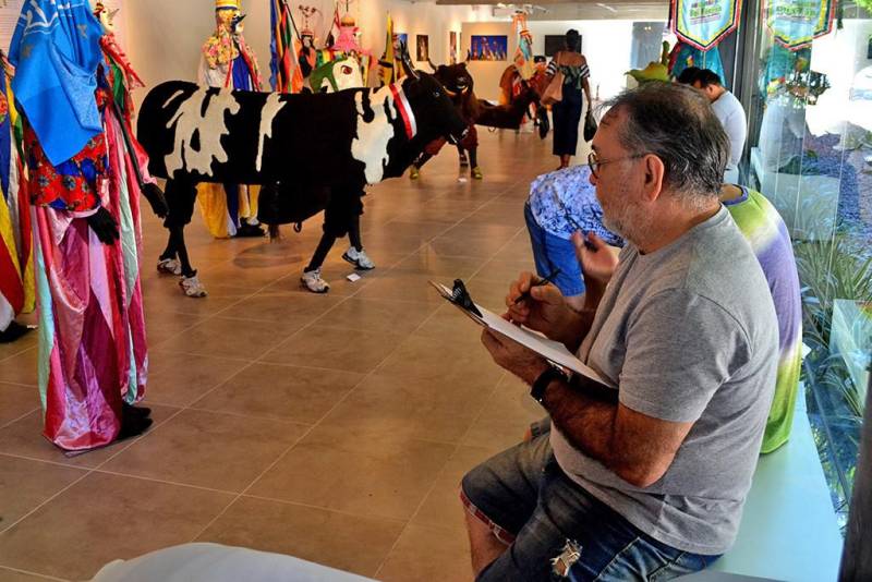 Alunos da oficina de Desenho de Lápis de Cor Aquarelável, do Curro Velho, visitaram nesta sexta-feira (11), a Galeria Benedito Nunes, do Centur. A visita (foto) fez parte da didática da oficina, que usou a exposição “O Boi que brinca: a mascarada de São Caetano de Odivelas” como inspiração para os desenhos. Duas turmas participaram da visita. O instrutor da oficina, Gilvan Tavares explica que sempre utiliza uma temática com seus alunos.
FOTO: ASCOM / FCP
DATA: 11.05.2018
BELÉM - PARÁ <div class='credito_fotos'>Foto: ASCOM FCP | <a href='/midias/2018/originais/35e1e03e-9957-43b6-aa5f-8812489ea8f7.jpg' download><i class='fa-solid fa-download'></i> Download</a></div>