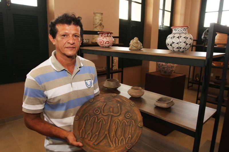 O Governo do Pará entregou nesta quarta-feira, 26, o prédio restaurado da antiga Estação de Trem de Icoaraci. A entrega foi feita pelo governador Simão Jatene. “Estamos recuperando um pedaço importante da história de Belém, de todo o Pará”, disse o governador. Após cinco meses de reforma, a antiga Estação Ferroviária de São João de Pinheiro, atual Icoaraci, foi entregue totalmente restaurada. Há pelo menos 35 anos, o espaço era ocupado pela Cooperativa de Artesãos de Icoaraci (Coarti) e agora vai servir para comercialização e exposição de artesanato, além de espaço para eventos culturais. “Será um espaço multiuso, para manifestações culturais, manifestações sociais e, claro, para a comercialização de artesanato, que é o carro-chefe de Icoaraci”, disse o secretário de estado de Desenvolvimento Econômico, Mineração e Energia (Sedeme), Hildegardo Nunes. Na foto, Levy Cardoso, membro da Federação dos Artesãos Associados e Cooperados do Estado do Pará.

FOTO: CRISTINO MARTINS / AG. PARÁ
DATA: 26.12.2018
ICOARACI - PARÁ <div class='credito_fotos'>Foto: Cristino Martins/Ag. Pará   |   <a href='/midias/2018/originais/35e3d462-435c-4112-adde-7c5a28902ac2.jpg' download><i class='fa-solid fa-download'></i> Download</a></div>