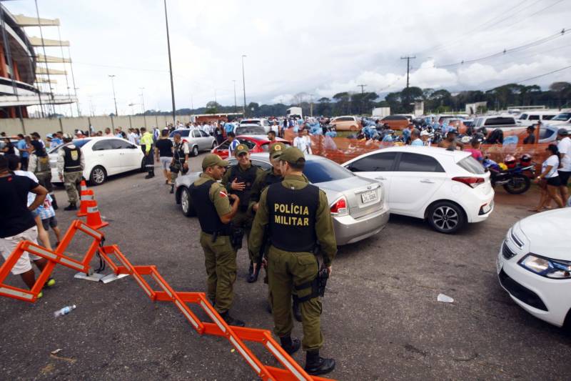 Foram exatos dois meses tentando assistir ao seu primeiro Re x Pa em 2018. Neste domingo, finalmente, a estudante Hendrea Souza convenceu o noivo, Arthur Pantoja, a levá-la ao Estádio Olímpico do Pará, o Mangueirão. E logo numa final. "Só trouxe porque vim no domingo passado e vi algumas mudanças no esquema de segurança", disse Arthur. "Tem mais policiais e a bebedeira em volta do estádio praticamente acabou", afirmou. As mudanças realmente aconteceram a partir do clássico do último dia primeiro e já surtiram efeito. A chamada “Operação Mangueirão” pôs em prática ações de ordenamento no entorno do estádio, com início a partir das 7h30 e encerramento às 20h. A operação determina a delimitação de espaço para atuação de vendedores ambulantes, proibição de veículos com sons automotivos ao redor do estádio e de barracas irregulares, seis pontos de bloqueio e dois para o ingresso de comerciantes e orientações ao público.
FOTO: THIAGO GOMES / AG. PARÁ
DATA: 08.04.2018
BELÉM - PARÁ <div class='credito_fotos'>Foto: Thiago Gomes /Ag. Pará | <a href='/midias/2018/originais/35eb5f87-00fe-4c38-8528-edb05eab99aa.jpg' download><i class='fa-solid fa-download'></i> Download</a></div>
