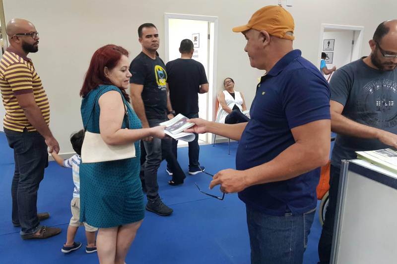 Dos 32 estandes montados no Salão do Livro de Carajás, que está sendo realizado em Marabá, quatro são exclusivos de publicações de autores do Estado. Para a professora Liliane Barros (e), os estandes valorizam a produção regional. “Achei maravilhoso, tem bastante gente circulando e comprando livros, mostra que as pessoas estão com interesse grande na leitura, as academias presentes demonstram a valorização da produção regional”.
FOTO: ASCOM CRGSP
DATA: 02.05.2018
MARABÁ - PARÁ <div class='credito_fotos'>Foto: ASCOM CRGSP | <a href='/midias/2018/originais/35ed2725-4390-4bad-98d0-3acbd89873b3.jpg' download><i class='fa-solid fa-download'></i> Download</a></div>