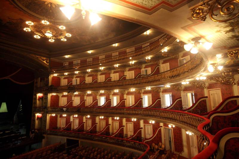 O aposentado Mário Printes, 74 anos, tem o costume de visitar o Theatro da Paz pelo menos uma vez ao mês. É apaixonado pela arquitetura e história do lugar e, se instigado, é capaz de falar horas sobre ele. Nesta quinta-feira (15), dia no qual o espaço completa 140 anos, o aposentado estava na fila para retirar o ingresso do concerto da Amazônia Jazz Band, que marcará, nesta mesma noite, o aniversário do prédio centenário. “Não poderia ficar de fora dessa programação. Seria como não prestigiar um amigo próximo e querido no dia do seu aniversário”, disse Mário. Com a regência do maestro Nelson Neves e a cantora Simone Almeida como convidada especial, o concerto “Celebrando Theatro da Paz e Waldemar Henrique” comemora o aniversário de 140 anos do teatro e 113 anos do maestro paraense – que nasceu na mesma data de fundação da casa. A entrada é gratuita e o espetáculo começa às 20 horas.
FOTO: SIDNEY OLIVEIRA / AG PARÁ
DATA: 15.02.2018
BELÉM - PARÁ <div class='credito_fotos'>Foto: Sidney Oliveira/Ag. Pará | <a href='/midias/2018/originais/35ee51eb-1b89-48e8-8732-fc00755fc9a5.jpg' download><i class='fa-solid fa-download'></i> Download</a></div>