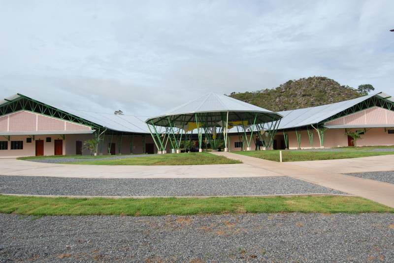 O Governo do Estado inaugurou nesta quarta-feira (19) o Complexo de Visitação do Parque Estadual de Monte Alegre, na região Oeste do Pará. O complexo está localizado na Área de Proteção Ambiental Paytuna, entre as comunidades Ererê, Maxirá, Paytuna, Maxirazinho, Lajes e Santana. O espaço conta com pórtico de entrada, centro de visitação, circuito de malocas, trilha, estruturas para visitação dos dois principais sítios arqueológicos desta área - a Serra da Lua e a Pedra do Mirante - e servirá como um importante equipamento para preservação do patrimônio arquelógico, histórico, além de fomentar a educação ambiental e patrimonial entre os estudantes e a população em geral.

FOTO: MÁCIO FERREIRA / AG. PARÁ
DATA: 20.12.2018
MONTE ALEGRE - PARÁ <div class='credito_fotos'>Foto: MÁCIO FERREIRA/ AG. PARÁ   |   <a href='/midias/2018/originais/35f08e72-1785-49c6-a0ed-c990c71af608.jpg' download><i class='fa-solid fa-download'></i> Download</a></div>