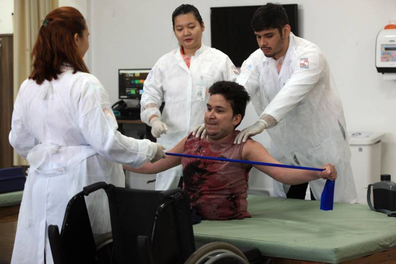 O maior desejo de Saulo Melo, 32 anos, é viver e poder desfrutar das novas oportunidades que tem hoje, depois de passar por uma cirurgia até então inédita no Pará, a hemicorporectomia. O procedimento, realizado no dia 2 de maio deste ano no Hospital Ophir Loyola, em Belém, removeu 40% do corpo do paciente - toda a porção inferior (pelve e membros inferiores).

FOTO: SIDNEY OLIVEIRA / AG. PARÁ
DATA: 03.12.2018
BELÉM - PARÁ <div class='credito_fotos'>Foto: Sidney Oliveira/Ag. Pará   |   <a href='/midias/2018/originais/35f665a0-1513-4597-8d20-ff0c447bcb63.jpg' download><i class='fa-solid fa-download'></i> Download</a></div>