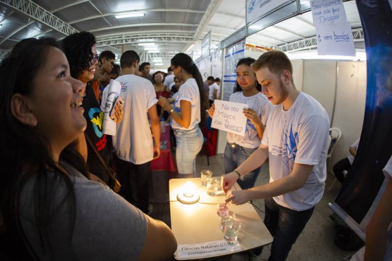 Durante toda esta quinta-feira, 10, a Feira Vocacional da Universidade do Estado do Pará (Uepa) recebeu a visita de estudantes do ensino médio de escolas públicas e particulares da Região Metropolitana de Belém. Cada graduação da Uepa tinha um estande no hall de exposição do Centro Cultural Tancredo Neves (Centur), tudo para que os estudantes pudessem conhecer mais sobre os cursos, a atuação dos profissionais formados e o desenho curricular das disciplinas.
FOTO: NAILANA THIELY / ASCOM UEPA
DATA: 10.05.2018
BELÉM - PARÁ <div class='credito_fotos'>Foto: Nailana Thiely / Ascom Uepa | <a href='/midias/2018/originais/35fcd289-5991-4d8c-81d3-68c4fc8921e1.jpg' download><i class='fa-solid fa-download'></i> Download</a></div>