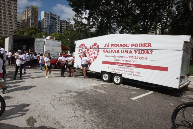 As principais avenidas do centro de Belém ganharam um tom especial e de solidariedade, neste domingo (25), com a “Caminhada pela Vida”, promovida pela Fundação Centro de Hemoterapia e Hematologia (Hemopa), em comemoração ao Dia Nacional do Doador Voluntário de Sangue, festejado na hemorrede brasileira, que é composta por 32 hemocentros.

FOTO: CARLOS SODRÉ/AG. PARÁ
DATA: 25.11.2018
BELÉM - PARÁ <div class='credito_fotos'>Foto: Carlos Sodré /Ag. Pa   |   <a href='/midias/2018/originais/35fe165b-9cba-4814-9020-002ad960d5c8.jpg' download><i class='fa-solid fa-download'></i> Download</a></div>