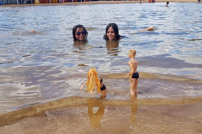 A 100 quilômetros de Marabá, a cidade de Palestina do Pará se torna um recanto para os veranistas que procuram nas águas do Araguaia descanso, contemplação da natureza e diversão. A praia também tem atraído pessoas de outros estados. A professora Edna Andrade veio de Alagoas com as filhas (foto) e o marido. Todos estão encantados com a estrutura montada numa praia que surge no meio do rio.
FOTO: ASCOM CRGSP
DATA: 08.07.2018
PALESTINA DO PARÁ - PARÁ <div class='credito_fotos'>Foto: ASCOM CRGSP | <a href='/midias/2018/originais/36048216-8184-4c4f-84f5-4b80cee85130.jpg' download><i class='fa-solid fa-download'></i> Download</a></div>
