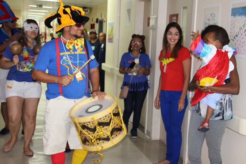 Quando os primeiros chapéus coloridos começaram a surgir e o som dos tambores passou a ecoar pelos corredores do Hospital Oncológico Infantil Octávio Lobo, portas dos quartos começaram a se abrir revelando rostos curiosos para ver que movimento diferente era aquele. Toda aquela animação vinha do Arraial do Pavulagem que, assim como faz em seus cortejos pelas ruas de Belém, literalmente arrastou as crianças e adolescentes em tratamento no Oncológico Infantil, para o tradicional Baile de Carnaval da unidade, que é gerenciada pela Pró-Saúde Associação Beneficente de Assistência Social e Hospitalar, sob contrato de gestão com a Secretaria de Estado de Saúde Pública (Sespa).
FOTO: ASCOM / HOIOL
DATA: 10.02.2018
BELÉM - PARÁ <div class='credito_fotos'>Foto: ASCOM HOIOL | <a href='/midias/2018/originais/36067399-591a-4e3e-8250-be32cb8ea9c4.jpg' download><i class='fa-solid fa-download'></i> Download</a></div>