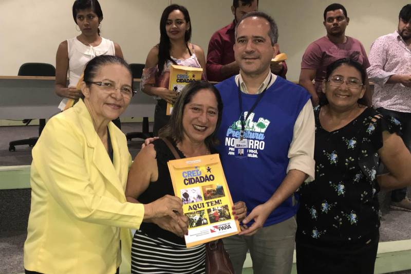 Na manhã desta quinta-feira, 5, o Governo do Pará, por meio do programa Credcidadão, fez a entrega de 63 microcréditos para microempreendedores do Estado, totalizando R$ 246.940,00. O recurso ajudará os beneficiados a investirem no seu negócio, com a aquisição de materiais para a produção e outras melhorias. Na foto, a diretora geral do Credcidadão, Tetê Santos.
FOTO: ASCOM CREDCIDADÃO
DATA: 05.04.2018
BELÉM - PARÁ <div class='credito_fotos'>Foto: ASCOM / CREDCIDADÃO | <a href='/midias/2018/originais/360ad7ec-ee51-412a-b067-150ab60d7500.jpg' download><i class='fa-solid fa-download'></i> Download</a></div>
