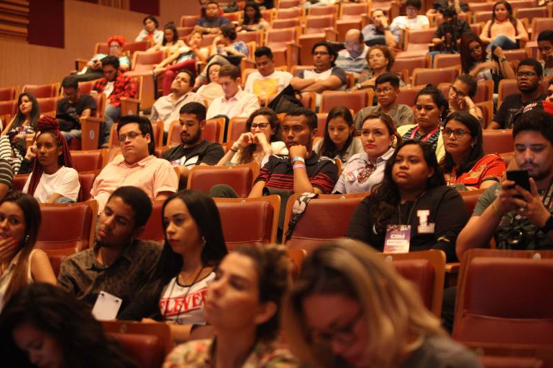 Todas as pessoas que deixaram o teatro onde acontece o Publicom Belém 2018 saíram animadas com o primeiro dia de evento, que encerrou às 20h desta segunda-feira (11). Ter a oportunidade de conhecer mais sobre temas atuais, conhecer de perto profissionais de sucesso da área de comunicação e trocar experiências com estudantes e outros profissionais da área foram os benefícios mais citados por quem participou do evento, que já acontece desde 2013.
FOTO: RODOLFO OLIVEIRA / AG. PARÁ
DATA: 11.06.2018
BELÉM - PARÁ <div class='credito_fotos'>Foto: Rodolfo Oliveira/Ag. Pará | <a href='/midias/2018/originais/360b264a-5bbc-4f98-8874-843e92f30fa1.jpg' download><i class='fa-solid fa-download'></i> Download</a></div>