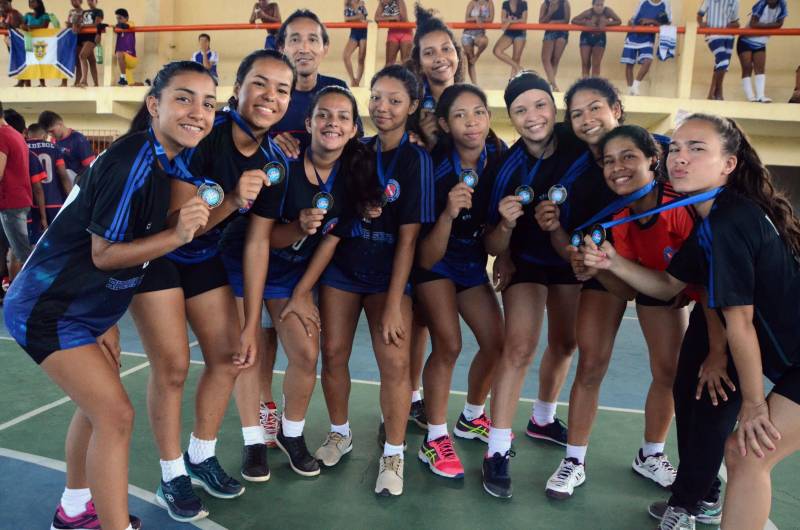 A Regional Mocajuba dos Jogos Estudantis Paraenses (JEPs), que ocorreu de 16 a 20 deste mês reunindo municípios do Baixo Tocantins, foi encerrada com festa no final de semana, pelos atletas que garantiram vagas na Etapa Estadual da competição, marcada para o período de 19 a 22 de junho, na Arena Guilherme Paraense, em Belém, com as finais transmitidas ao vivo pela TV Cultura do Pará. O handebol feminino “B” a vitória ficou com a equipe de Tucuruí (foto), com as estudantes da Escola Estadual Deputado Raimundo Ribeiro.
FOTO: ELISEU DIAS / ASCOM SEDUC
DATA: 20.05.2018
MOCAJUBA - PARÁ <div class='credito_fotos'>Foto: Eliseu Dias / Ascom Seduc | <a href='/midias/2018/originais/360d5609-0aaf-4812-b552-1ce2e2ab083f.jpg' download><i class='fa-solid fa-download'></i> Download</a></div>