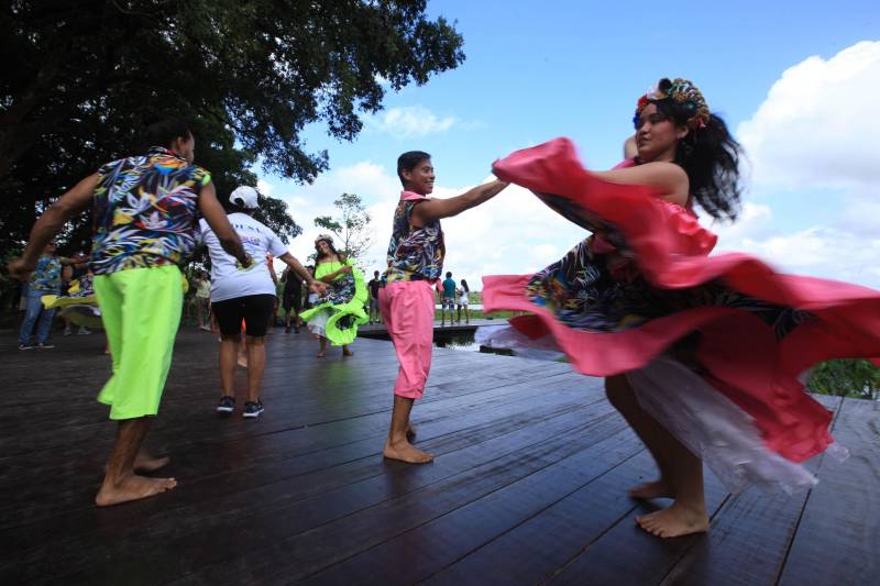 Uma reabertura feita a milhares de mãos. A fita inaugural colocada no inicio da trilha principal do Parque do Utinga foi rompida por mais de cinco mil pessoas ansiosas pelo inicio da caminhada, marcando o segundo dia da programação de reabertura do mais novo espaço paraense de lazer e interatividade com a natureza.
FOTO: MÁCIO FERREIRA / AG. PARÁ
DATA: 17.03.2018
BELÉM - PARÁ <div class='credito_fotos'>Foto: MÁCIO FERREIRA/ AG. PARÁ | <a href='/midias/2018/originais/360e24cd-2b9c-4d6a-b546-a5bb3d074137.jpg' download><i class='fa-solid fa-download'></i> Download</a></div>