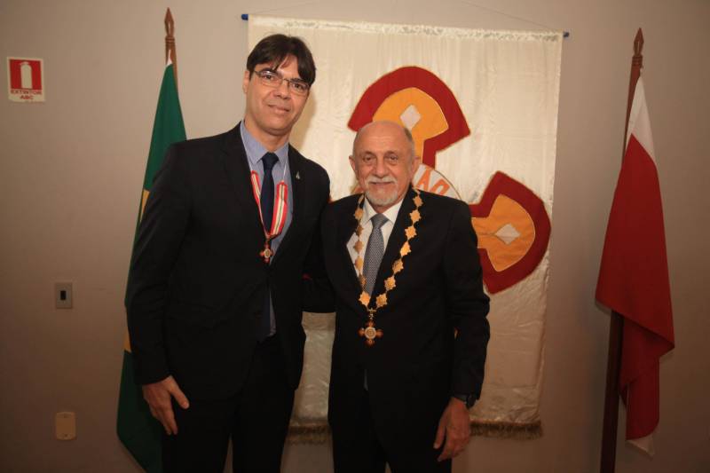 O Governo do Estado do Pará concedeu hoje 230 comendas do Mérito Grão-Pará (foto), a mais alta do Estado, a autoridades e servidores que se destacaram nos últimos oito anos de serviços prestados à população. “O ciclo que encerramos hoje não encerra nossa missão de servir ao público, porque uma vez servidores públicos, trabalhando em benefício da população, nunca mais deixamos de sê-lo, pois essa missão fica gravada em nossos corações”, disse o governador Simão Jatene aos agraciados. O governador entregou, pessoalmente, uma a uma as condecorações.  Das 230 medalhas, 14 foram no grau de Grande Oficial, 60 no grau de Comendador, 8 no grau de Oficial e 11 no grau de Cavaleiro aos servidores civis. Entre os militares, 4 receberam no grau de Comendador, 38 de Oficial e 109 no grau de Cavaleiro.

FOTO: CRISTINO MARTINS / AG. PARÁ
DATA: 31.12.2018
BELÉM - PARÁ <div class='credito_fotos'>Foto: Cristino Martins/Ag. Pará   |   <a href='/midias/2018/originais/360f2d56-a492-4174-b618-53c48734a567.jpg' download><i class='fa-solid fa-download'></i> Download</a></div>